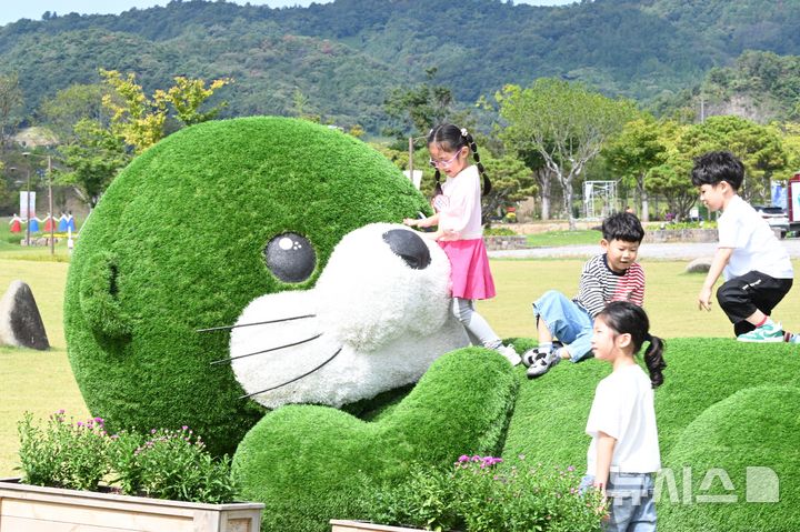 [나주=뉴시스] 나주 영산강정원 수달 조형물서 노는 아이들. (사진=뉴시스DB)