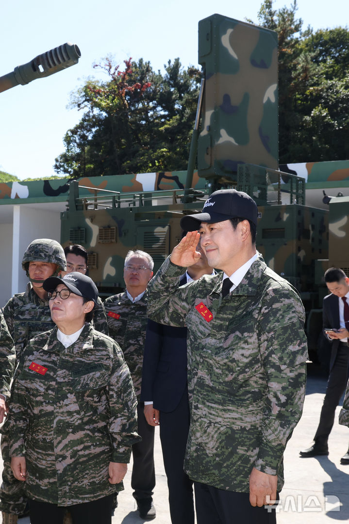[백령도=뉴시스] 국회사진기자단 = 장동혁 국민의힘 대표가 29일 인천 옹진군 백령도 해병대 제6여단에서 포병대대에 설치된 무기체계에 대한 설명을 듣고 경례를 하고 있다. 2026.09.29. photo@newsis.com