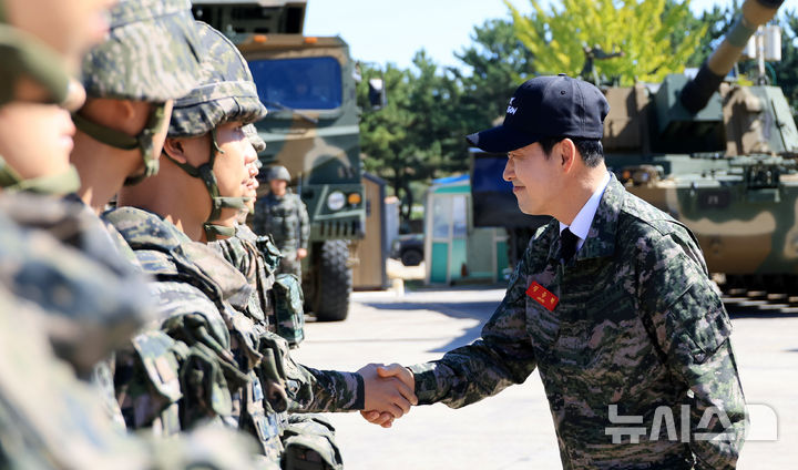 [백령도=뉴시스] 국회사진기자단 = 장동혁 국민의힘 대표가 29일 인천 백령도 해병대 제 6여단을 방문해 장병들을 격려하고 있다. 2026.09.29. photo@newsis.com