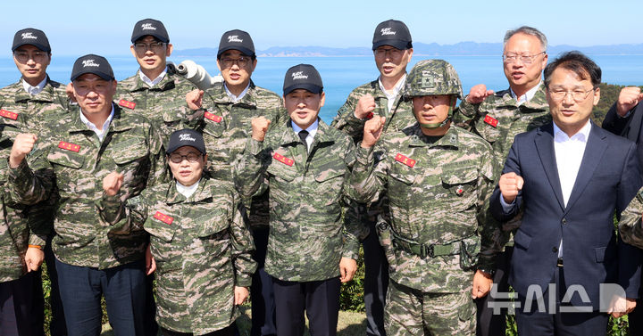 [백령도=뉴시스] 국회사진기자단 = 장동혁 국민의힘 대표가 29일 인천 백령도 해병대 제 6여단 807 OP 초소에 올라 북한 황해남도 장산곶 해안을 배경으로 기념촬영 하고 있다. 장대표 오른쪽은 차영민 해병대 제6여단장. 2026.09.29. photo@newsis.com