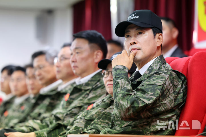 [백령도=뉴시스] 국회사진기자단 = 장동혁 국민의힘 대표가 29일 인천 옹진군 백령도 해병대 제6여단에서 부대 일반현황 및 작전대비태세를 보고 받고 있다. 2026.09.29. photo@newsis.com