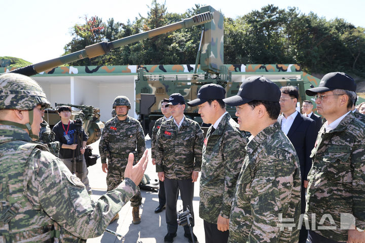 [백령도=뉴시스] 국회사진기자단 = 장동혁 국민의힘 대표가 29일 인천 옹진군 백령도 해병대 제6여단에서 포병대대에 설치된 무기체계에 대한 설명을 듣고 있다. 2026.09.29. photo@newsis.com