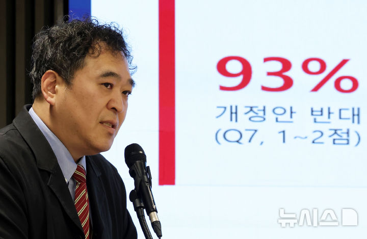 [서울=뉴시스] 홍효식 기자 = 이형민 대한응급의학의사회 회장이 29일 서울 용산구 대한의사협회에서 '응급실 미수용 방지법' 강행저지 및 올바른 대안제시를 위한 응급의학의사회 긴급 기자회견을 하고 있다. 2026.09.29. yesphoto@newsis.com