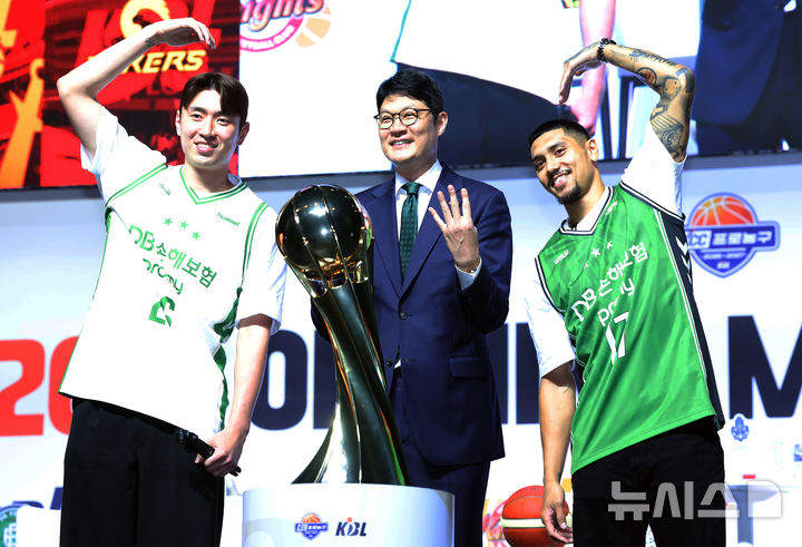 [서울=뉴시스] 조성우 기자 = 29일 서울 용산구 블루스퀘어 우리WON뱅킹홀에서 열린 한국농구연맹(KBL) 2026~2027 프로농구 개막 미디어데이에서 이규섭 (가운데) DB 감독과 강상재(왼쪽), 이선 알바노가 기념촬영하고 있다. 2026.09.29. xconfind@newsis.com