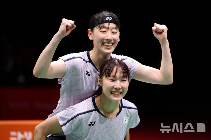 [이치노미야(일본)=뉴시스] 황준선 기자 = 29일(현지시간) 일본 아이치현 이치노미야시립 종합체육관에서 열린 2026 아이치·나고야 아시안게임 배드민턴 여자 복식 결승전에서 금메달을 획득한 한국 이소희와 백하나가 기뻐하고 있다. 2026.09.29. hwang@newsis.com