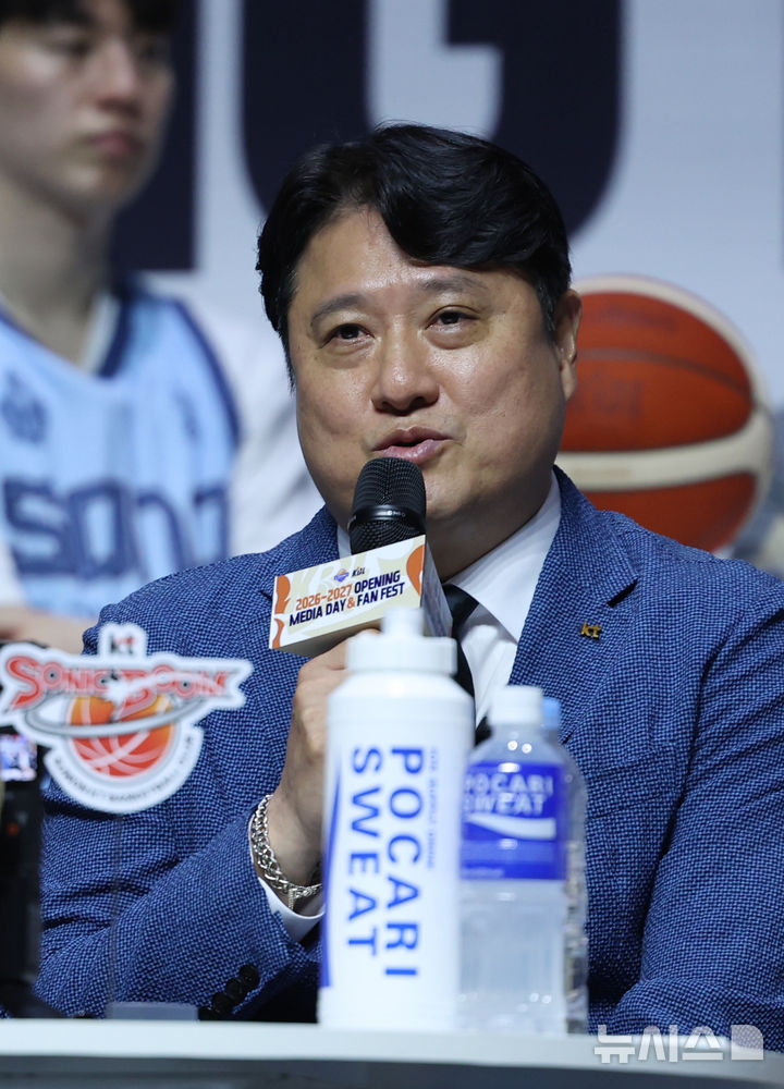 [서울=뉴시스] 조성우 기자 = 29일 서울 용산구 블루스퀘어 우리WON뱅킹홀에서 열린 한국농구연맹(KBL) 2026~2027 프로농구 개막 미디어데이에서 문경은 KT 감독이 출사표를 밝히고 있다. 2026.09.29. xconfind@newsis.com