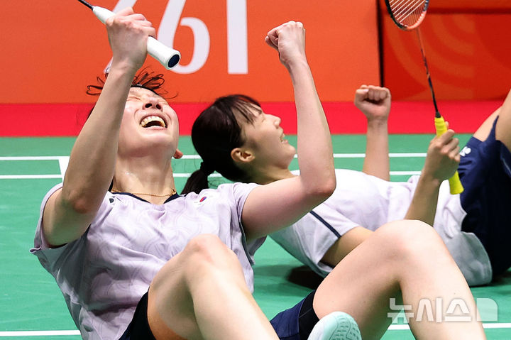 [이치노미야(일본)=뉴시스] 황준선 기자 = 29일(현지시간) 일본 아이치현 이치노미야시립 종합체육관에서 열린 2026 아이치·나고야 아시안게임 배드민턴 여자 복식 결승전에서 금메달을 획득한 한국 이소희와 백하나가 코트에 누워 기뻐하고 있다. 2026.09.29. hwang@newsis.com