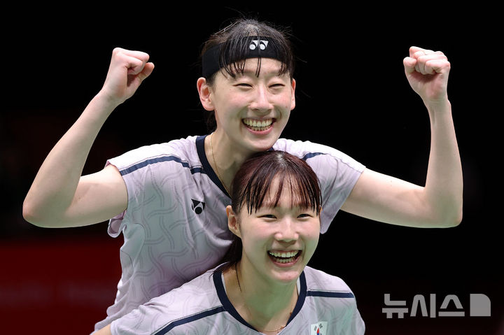 [이치노미야(일본)=뉴시스] 황준선 기자 = 29일(현지시간) 일본 아이치현 이치노미야시립 종합체육관에서 열린 2026 아이치·나고야 아시안게임 배드민턴 여자 복식 결승전에서 금메달을 획득한 한국 이소희와 백하나가 포즈를 취하고 있다. 2026.09.29. hwang@newsis.com