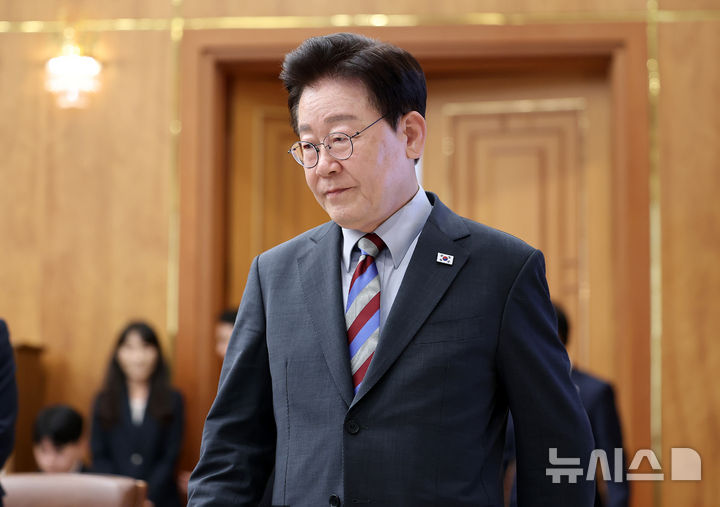 [서울=뉴시스] 김진아 기자= 이재명 대통령이 29일 청와대에서 열린 메가프로젝트 제3차 민관합동 점검회의에 입장하고 있다. (청와대통신사진기자단) 2026.09.29. bluesoda@newsis.com