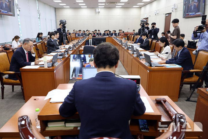 [서울=뉴시스] 최진석 기자 = 윤영석 국회 연금개혁특별위원회 위원장이 29일 여의도 국회에서 제439회 국회 (정기회) 연금개혁특별위원회 전체회의를 주재하고 있다. 2026.09.29. myjs@newsis.com
