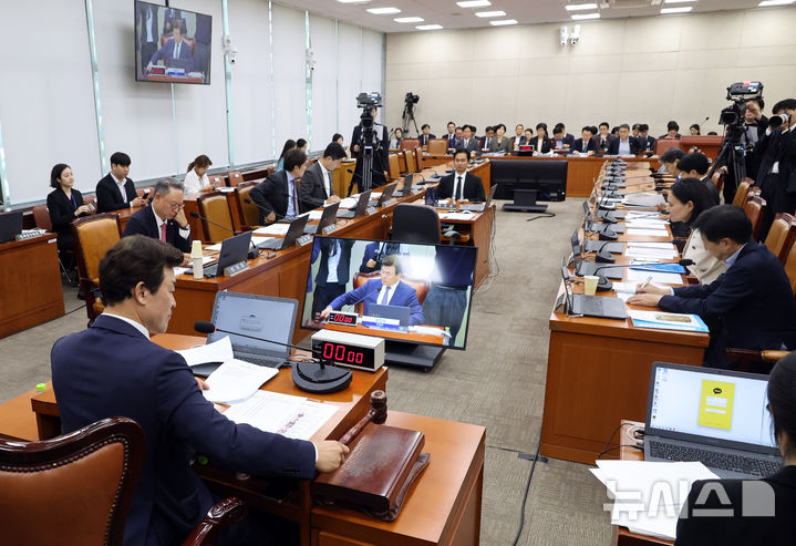 [서울=뉴시스] 최진석 기자 = 윤영석 국회 연금개혁특별위원회 위원장이 29일 여의도 국회에서 제439회 국회 (정기회) 연금개혁특별위원회 전체회의를 주재하고 있다. 2026.09.29. myjs@newsis.com