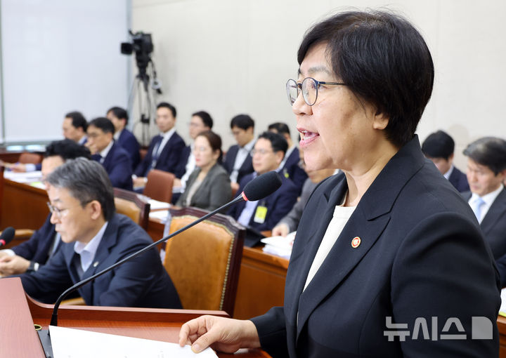 [서울=뉴시스] 최진석 기자 = 정은경 보건복지부 장관이 29일 여의도 국회에서 열린 제439회 국회 (정기회) 연금개혁특별위원회 전체회의에 출석해 업무보고하고 있다. 2026.09.29. myjs@newsis.com