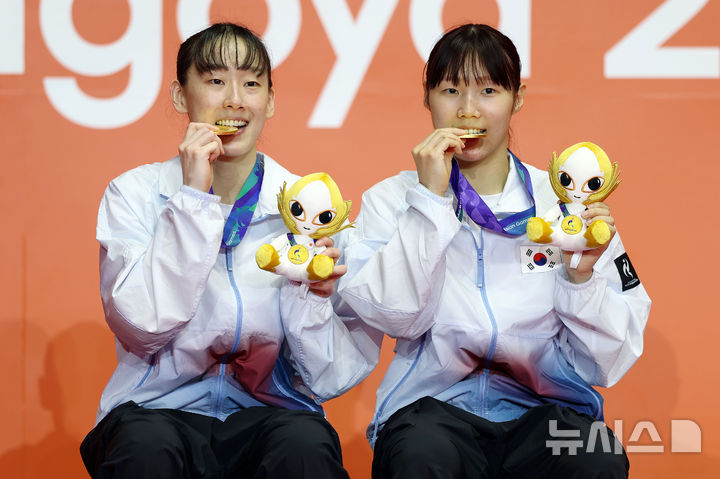 [이치노미야(일본)=뉴시스] 김금보 기자 = 29일(현지시간) 일본 아이치현 이치노미야시립 종합체육관에서 열린 2026 아이치·나고야 아시안게임 배드민턴 여자 복식 시상식에서 금메달을 획득한 한국 이소희와 백하나가 포즈를 취하고 있다. 2026.09.29. kgb@newsis.com