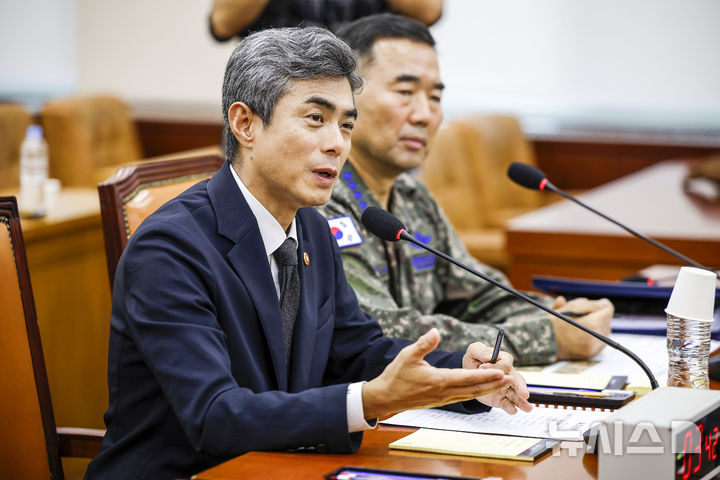 [서울=뉴시스] 정병혁 기자 = 강신철 국방부 장관이 29일 서울 여의도 국회에서 열린 국회 국방위원회 전체회의에서 의원 질문에 답하고 있다. 2026.09.29. jhope@newsis.com