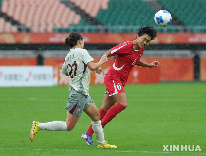 [시즈오카=신화/뉴시스] 북한 여자 축구 대표팀과 중국 여자 축구 대표팀. 2026.09.29