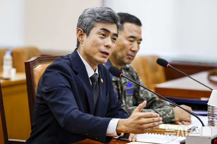 [서울=뉴시스] 정병혁 기자 = 강신철 국방부 장관이 29일 서울 여의도 국회에서 열린 국회 국방위원회 전체회의에서 의원 질문에 답하고 있다. 2026.09.29. jhope@newsis.com