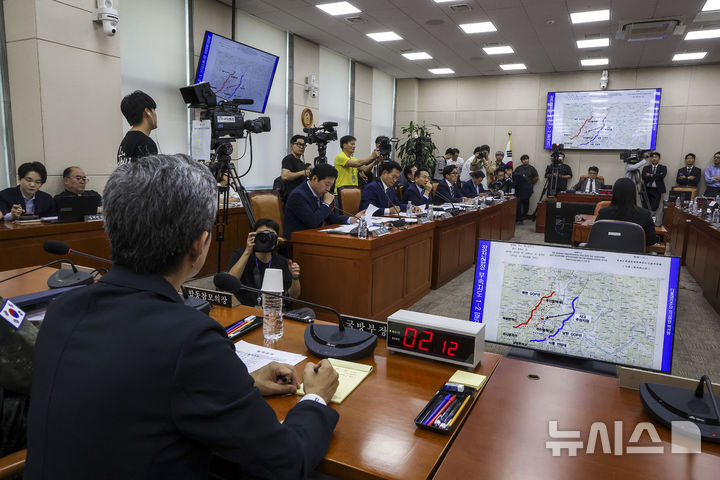 [서울=뉴시스] 정병혁 기자 = 29일 서울 여의도 국회에서 열린 국회 국방위원회 전체회의에 비무장지대 지뢰 사건 관련 지도가 나타나 있다. 2026.09.29. jhope@newsis.com