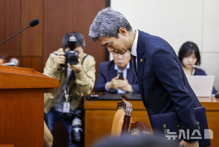 [서울=뉴시스] 정병혁 기자 = 강신철 국방부 장관이 29일 서울 여의도 국회에서 열린 국회 국방위원회 전체회의에서 인사를 하고 있다. 2026.09.29. jhope@newsis.com