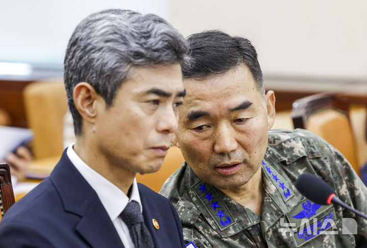 [서울=뉴시스] 정병혁 기자 = 강신철 국방부 장관과 진영승 합참의장이 29일 서울 여의도 국회에서 열린 국회 국방위원회 전체회의에서 대화하고 있다. 2026.09.29. jhope@newsis.com