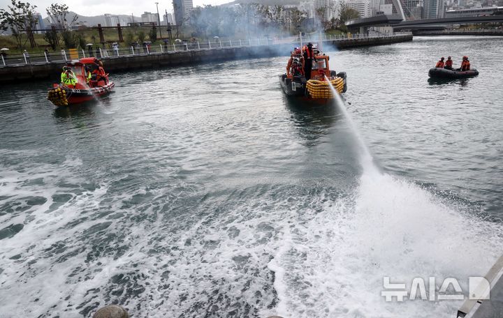  [부산=뉴시스] 하경민 기자 = 부산시와 국립수산과학원, 부산해경, 부산소방 등이 29일 부산 동구 북항 친수공원 수로에서 선박과 물대포를 활용해 12일째 머물고 있는 상어 '부캉이'를 먼바다로 유도하는 구조작업을 하고 있다. 2026.09.29. yulnetphoto@newsis.com