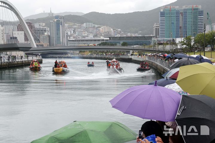  [부산=뉴시스] 하경민 기자 = 부산시와 국립수산과학원, 부산해경, 부산소방 등이 29일 부산 동구 북항 친수공원 수로에서 선박과 물대포를 활용해 12일째 머물고 있는 상어 '부캉이'를 먼바다로 유도하는 구조작업을 하고 있다. 2026.09.29. yulnetphoto@newsis.com