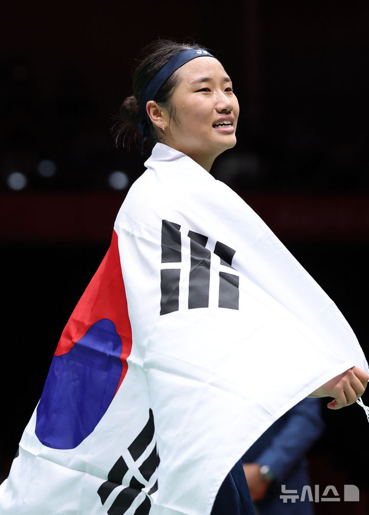 [이치노미야(일본)=뉴시스] 황준선 기자 = 29일(현지시간) 일본 아이치현 이치노미야시립 종합체육관에서 열린 2026 아이치·나고야 아시안게임 배드민턴 여자 단식 결승전에서 금메달을 획득한 한국 안세영이 기뻐하고 있다. 2026.09.29. hwang@newsis.com
