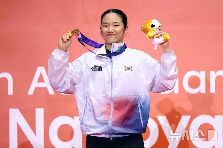 [이치노미야(일본)=뉴시스] 황준선 기자 = 29일(현지시간) 일본 아이치현 이치노미야시립 종합체육관에서 열린 2026 아이치·나고야 아시안게임 배드민턴 여자 단식 시상식에서 금메달을 획득한 한국 안세영이 기뻐하고 있다. 2026.09.29. hwang@newsis.com