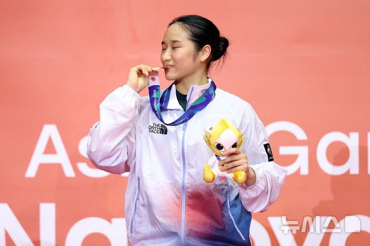 [이치노미야(일본)=뉴시스] 황준선 기자 = 29일(현지시간) 일본 아이치현 이치노미야시립 종합체육관에서 열린 2026 아이치·나고야 아시안게임 배드민턴 여자 단식 시상식에서 한국 안세영이 금메달에 입 맞추고 있다. 2026.09.29. hwang@newsis.com