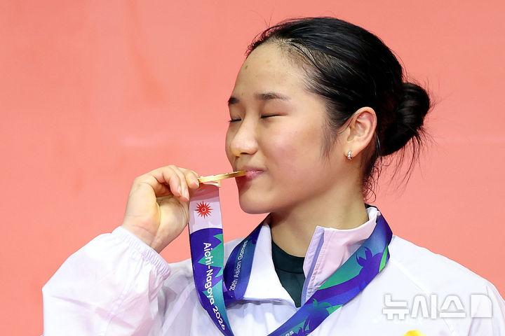 [이치노미야(일본)=뉴시스] 황준선 기자 = 29일(현지시간) 일본 아이치현 이치노미야시립 종합체육관에서 열린 2026 아이치·나고야 아시안게임 배드민턴 여자 단식 시상식에서 한국 안세영이 금메달에 입 맞추고 있다. 2026.09.29. hwang@newsis.com