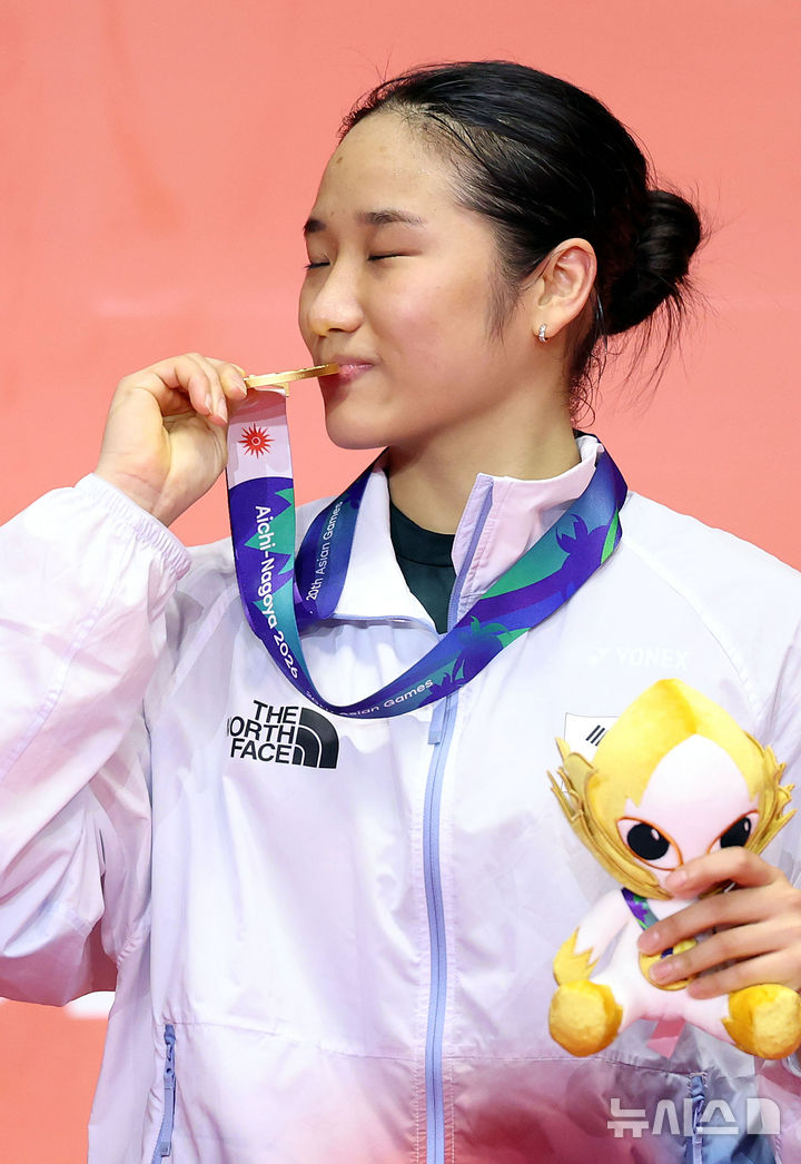 [이치노미야(일본)=뉴시스] 황준선 기자 = 29일(현지시간) 일본 아이치현 이치노미야시립 종합체육관에서 열린 2026 아이치·나고야 아시안게임 배드민턴 여자 단식 시상식에서 한국 안세영이 금메달에 입 맞추고 있다. 2026.09.29. hwang@newsis.com