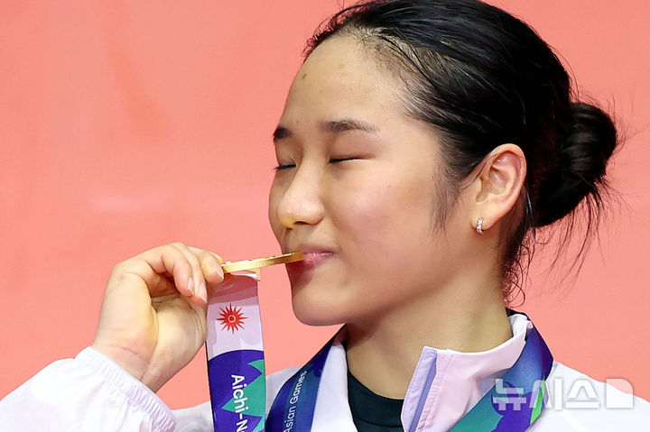 [이치노미야(일본)=뉴시스] 황준선 기자 = 29일(현지시간) 일본 아이치현 이치노미야시립 종합체육관에서 열린 2026 아이치·나고야 아시안게임 배드민턴 여자 단식 시상식에서 한국 안세영이 금메달에 입 맞추고 있다. 2026.09.29. hwang@newsis.com