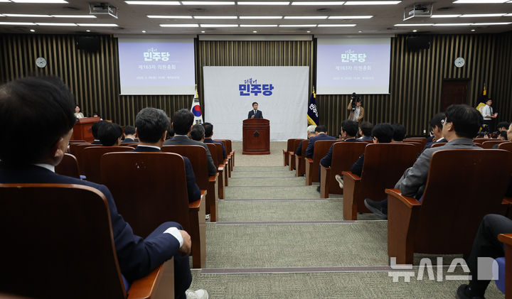 [서울=뉴시스] 최진석 기자 = 한병도 더불어민주당 원내대표가 29일 여의도 국회에서 열린 의원총회에서 발언하고 있다. 2026.09.29. myjs@newsis.com