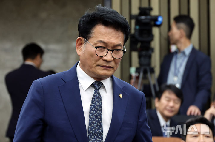 [서울=뉴시스] 최진석 기자 = 송영길 더불어민주당 의원이 지난달 29일 여의도 국회에서 열린 더불어민주당 의원총회에 참석하고 있다. 2026.09.29. myjs@newsis.com