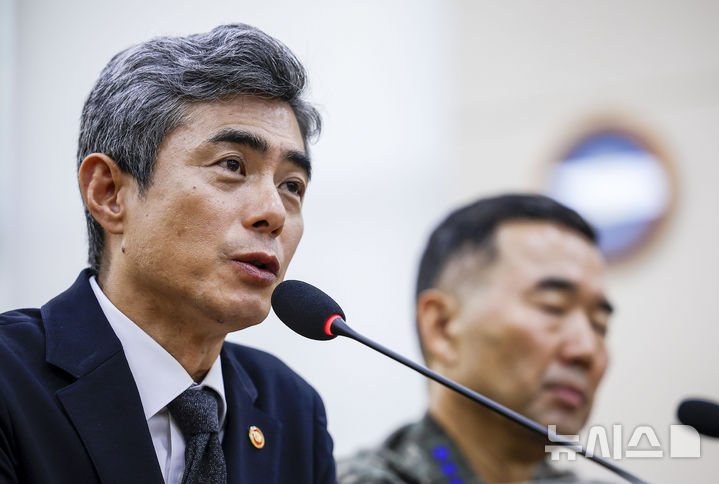 [서울=뉴시스] 정병혁 기자 = 강신철 국방부 장관이 29일 서울 여의도 국회에서 열린 국회 국방위원회 전체회의에서 의원 질문에 답하고 있다. 2026.09.29. jhope@newsis.com
