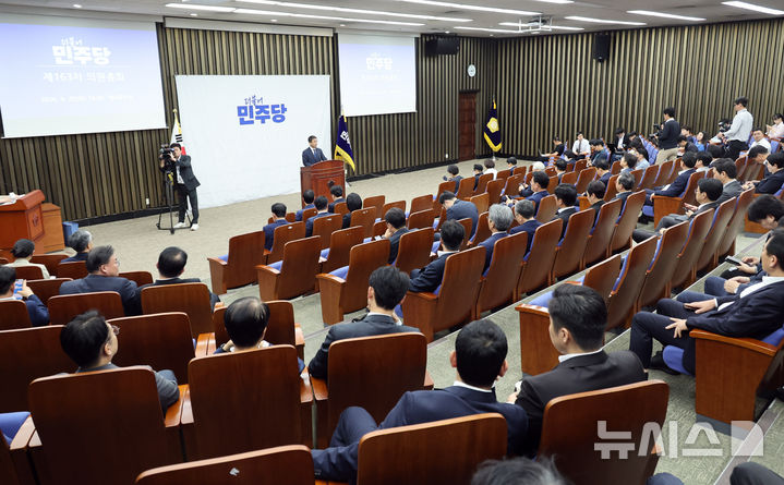 [서울=뉴시스] 최진석 기자 = 한병도 더불어민주당 원내대표가 29일 여의도 국회에서 열린 의원총회에서 발언하고 있다. 2026.09.29. myjs@newsis.com