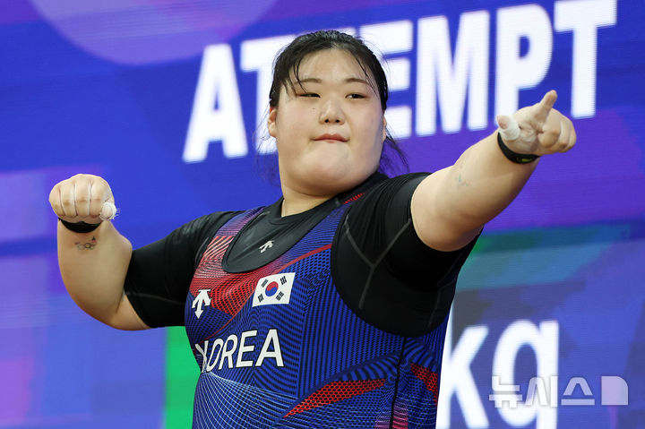 [나고야(일본)=뉴시스] 이영환 기자 = 29일 오후(현지 시간) 일본 아이치현 나고야시 중소기업진흥회관에서 열린 2026 아이치·나고야 아시안게임 역도 여자 86kg 이상급 결선, 한국 박혜정이 인상 133kg에 성공한 뒤 기뻐하고 있다. 2026.09.29. 20hwan@newsis.com