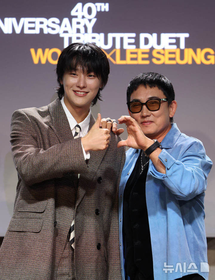 [서울=뉴시스] 조성우 기자 = 가수 이승철(오른쪽)과 우즈가 29일 서울 용산구 현대카드 언더스테이지에서 열린 데뷔 40주년 기념 트리뷰트 듀엣 프로젝트 앨범 선공개 헌정곡 '우리만의 이야기' 음감회에서 포즈를 취하고 있다. 2026.09.29. xconfind@newsis.com