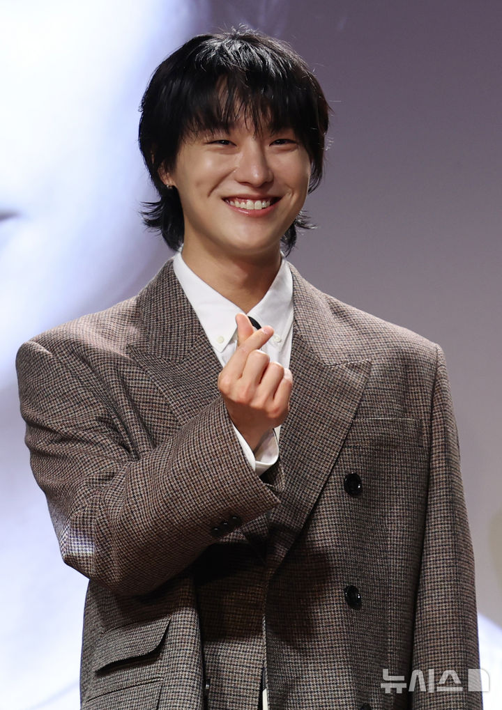 [서울=뉴시스] 조성우 기자 = 가수 우즈가 29일 서울 용산구 현대카드 언더스테이지에서 열린 이승철 데뷔 40주년 기념 트리뷰트 듀엣 프로젝트 앨범 선공개 헌정곡 '우리만의 이야기' 음감회에서 포즈를 취하고 있다. 2026.09.29. xconfind@newsis.com