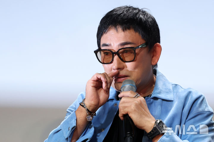 [서울=뉴시스] 조성우 기자 = 가수 이승철이 29일 서울 용산구 현대카드 언더스테이지에서 열린 데뷔 40주년 기념 트리뷰트 듀엣 프로젝트 앨범 선공개 헌정곡 '우리만의 이야기' 음감회에서 발언 도중 눈시울을 붉히고 있다. 2026.09.29. xconfind@newsis.com