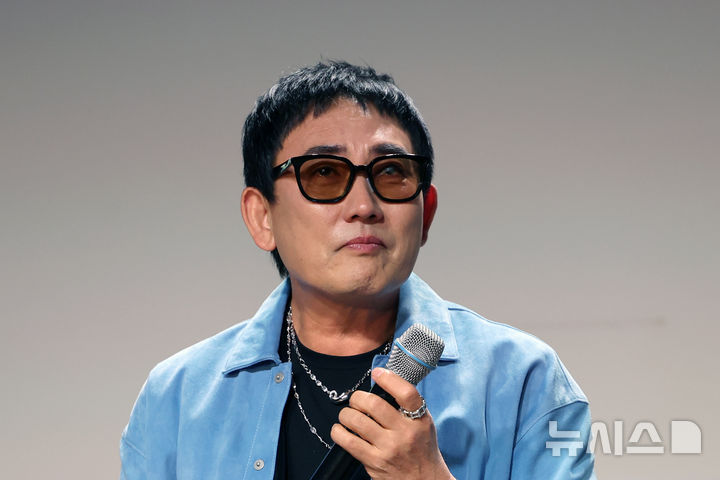 [서울=뉴시스] 조성우 기자 = 가수 이승철이 29일 서울 용산구 현대카드 언더스테이지에서 열린 데뷔 40주년 기념 트리뷰트 듀엣 프로젝트 앨범 선공개 헌정곡 '우리만의 이야기' 음감회에서 발언 도중 눈시울을 붉히고 있다. 2026.09.29. xconfind@newsis.com