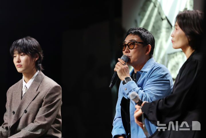 [서울=뉴시스] 조성우 기자 = 가수 이승철(가운데)이 29일 서울 용산구 현대카드 언더스테이지에서 열린 데뷔 40주년 기념 트리뷰트 듀엣 프로젝트 앨범 선공개 헌정곡 '우리만의 이야기' 음감회에서 발언하고 있다. 2026.09.29. xconfind@newsis.com