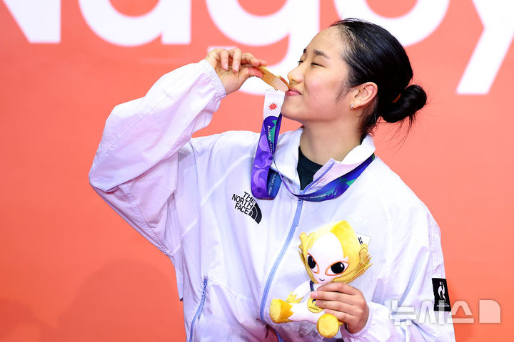 [이치노미야(일본)=뉴시스] 황준선 기자 = 29일(현지시간) 일본 아이치현 이치노미야시립 종합체육관에서 열린 2026 아이치·나고야 아시안게임 배드민턴 여자 단식 시상식에서 한국 안세영이 금메달에 입 맞추고 있다. 2026.09.29. hwang@newsis.com