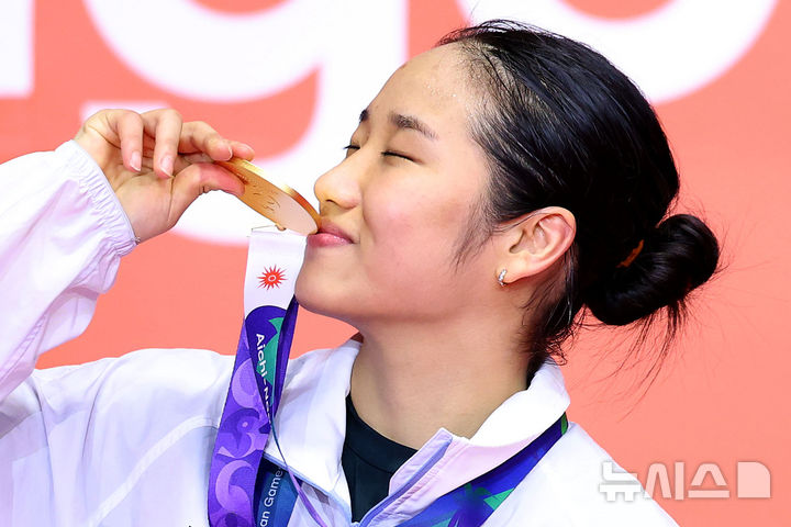 [이치노미야(일본)=뉴시스] 황준선 기자 = 29일(현지시간) 일본 아이치현 이치노미야시립 종합체육관에서 열린 2026 아이치·나고야 아시안게임 배드민턴 여자 단식 시상식에서 한국 안세영이 금메달에 입 맞추고 있다. 2026.09.29. hwang@newsis.com
