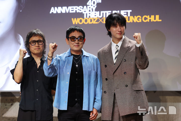 [서울=뉴시스] 조성우 기자 = 가수 이승철(가운데)과 우즈(오른쪽), 레이 이 뮤직비디오 감독이 29일 서울 용산구 현대카드 언더스테이지에서 열린 데뷔 40주년 기념 트리뷰트 듀엣 프로젝트 앨범 선공개 헌정곡 '우리만의 이야기' 음감회에서 포즈를 취하고 있다. 2026.09.29. xconfind@newsis.com