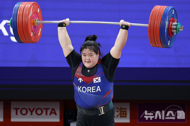 [나고야(일본)=뉴시스] 이영환 기자 = 29일 오후(현지 시간) 일본 아이치현 나고야시 중소기업진흥회관에서 열린 2026 아이치·나고야 아시안게임 역도 여자 86kg 이상급 결선, 한국 박혜정이 용상 167kg 도전에 성공하고 있다. 2026.09.29. 20hwan@newsis.com
