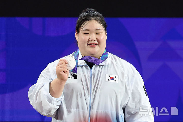 [나고야(일본)=뉴시스] 이영환 기자 = 29일 오후(현지 시간) 일본 아이치현 나고야시 중소기업진흥회관에서 열린 2026 아이치·나고야 아시안게임 역도 여자 86kg 이상급 시상식에서 은메달을 획득한 한국 박혜정이 기뻐하고 있다. 2026.09.29. 20hwan@newsis.com