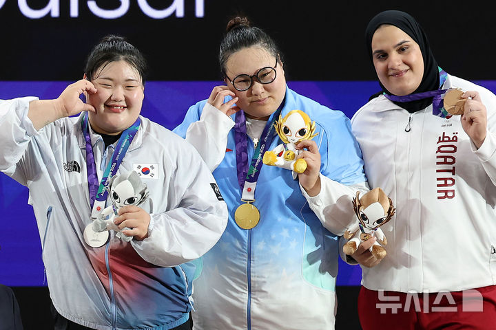[나고야(일본)=뉴시스] 이영환 기자 = 29일 오후(현지 시간) 일본 아이치현 나고야시 중소기업진흥회관에서 열린 2026 아이치·나고야 아시안게임 역도 여자 86kg 이상급 시상식에서 은메달을 획득한 한국 박혜정이 기념촬영을 하고 있다. 2026.09.29. 20hwan@newsis.com