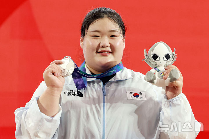 [나고야(일본)=뉴시스] 이영환 기자 = 29일 오후(현지 시간) 일본 아이치현 나고야시 중소기업진흥회관에서 열린 2026 아이치·나고야 아시안게임 역도 여자 86kg 이상급 시상식에서 은메달을 획득한 한국 박혜정이 포즈를 취하고 있다. 2026.09.29. 20hwan@newsis.com