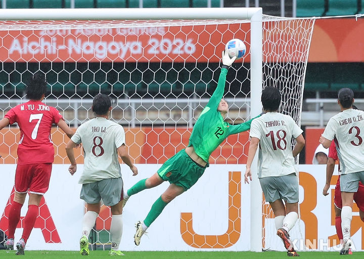 [시즈오카=신화/뉴시스] 북한과 중국의 2026 아이치·나고야 아시안게임 여자 축구 준결승 장면. 2026.09.29