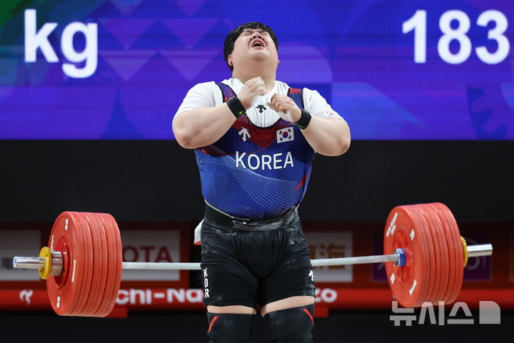 [나고야(일본)=뉴시스] 이영환 기자 = 29일 오후(현지 시간) 일본 아이치현 나고야시 중소기업진흥회관에서 열린 2026 아이치·나고야 아시안게임 역도 남자 110kg 이상급 결선, 한국 송영환이 인상 3차시기 183kg에 도전했지만 실패하고 있다. 2026.09.29. 20hwan@newsis.com